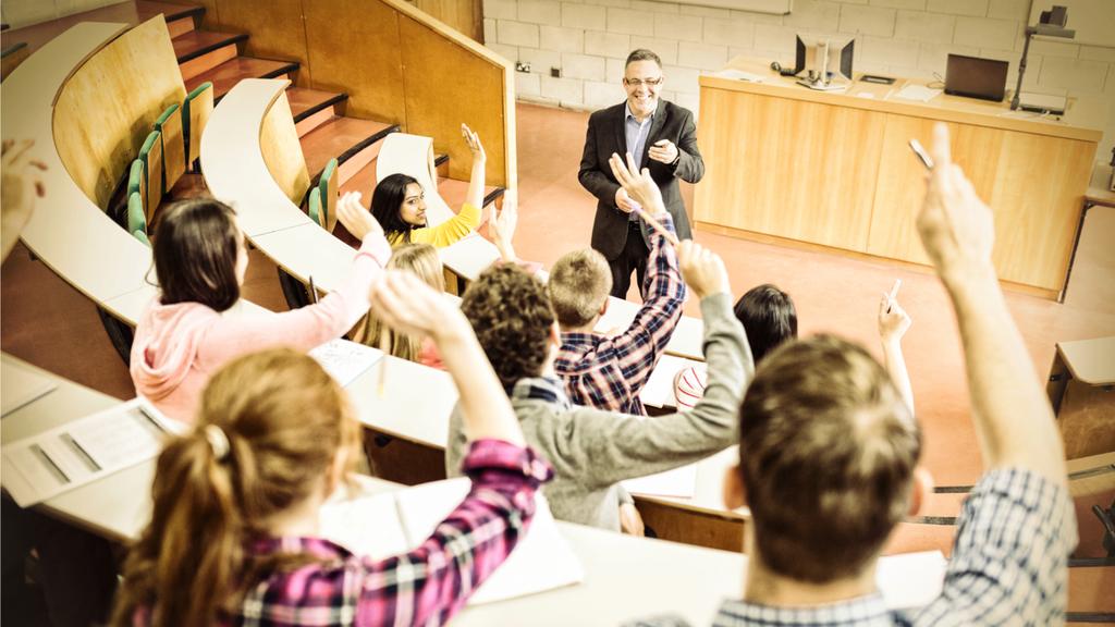 Digitaliseringsstrategien angir ambisiøse målbilder - veivalg og prioriteringer må avklares Student Lærer Forsker Ledelse Administrasjon Digitalisering av utdanningen Livslang læring (EVU)