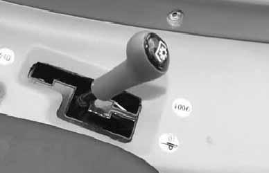 F..Drivhjulsavhengig kraftuttak A A6084---55 ADVARSEL: Beskyttelseskoppen over kraftuttakstappen skal alltid være påsatt når kraftuttaket ikke er i bruk.