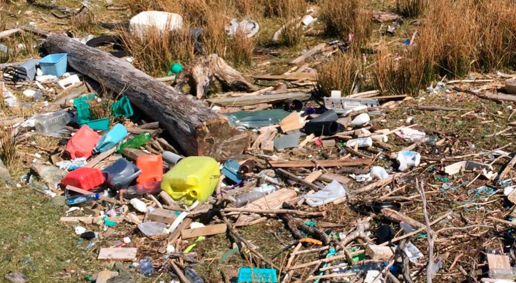 FOTO: REDNINGSSELSKAPET MILJØHJØRNET Hva kan «VI» gjøre for å redde havet mot forsøpling? Plast i naturen og plast i det maritime miljø seiler opp som et av de store miljøproblemene i vår tid.