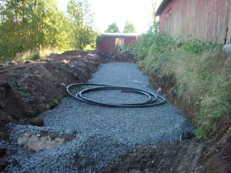 (ved pumping) og ha en tykkelse på 25 cm Fordelingslaget skal bestå av et grovt, støvfritt materiale Minste diameter skal være 12