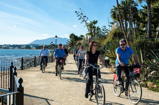 Helt I vannkanten, strekker det seg en flott strandpromenade mellom Marbella og Puerto Banus (6,4 km).