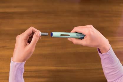 Trinn 3: Injeksjon av Enbrel-oppløsningen Trekk den hvite kanylehetten rett av MYCLIC-pennen.