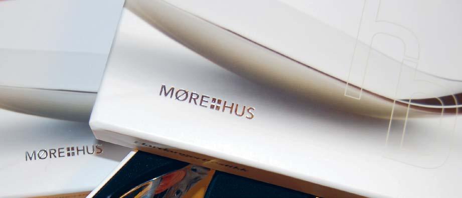 logo og visuell profil. Bildet viser Mørehus AS sin logo trykket i sølv med preg.