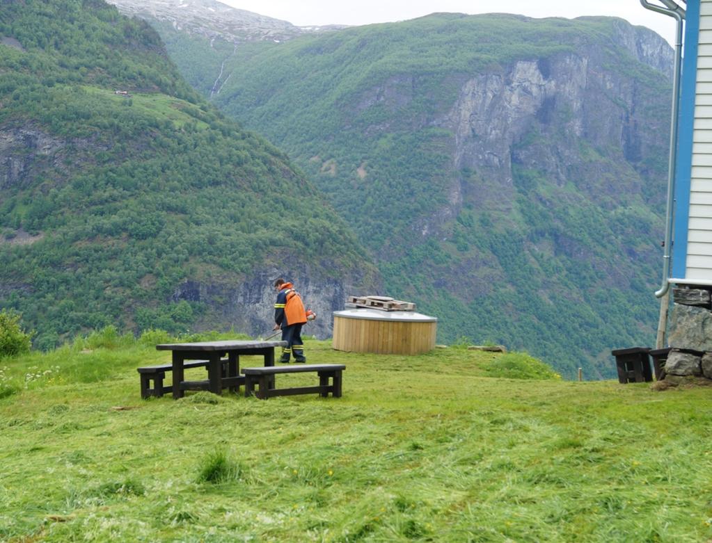 Irene og Ottar Stegen er grunneigarar på Øvste Stigen. Dei sette opp ein badestamp på tunet på Øvste Stigen i juli 2016.