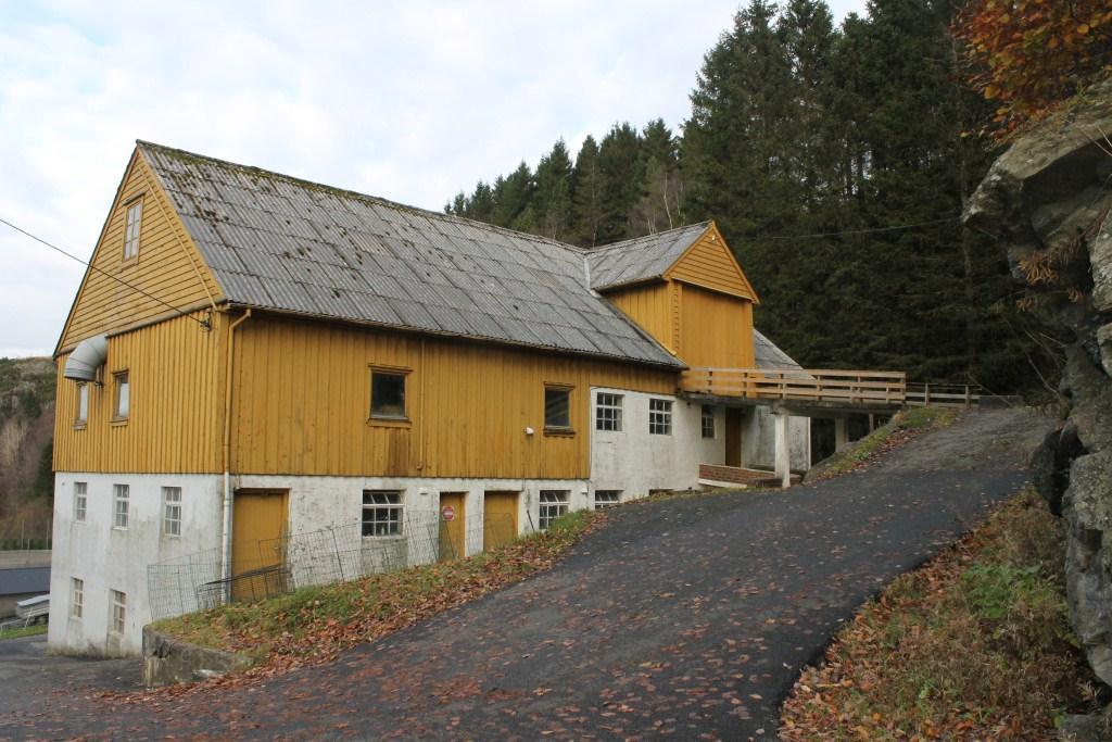 Årstallet 1957 står inngravert i betongmuren like ved og er i følge nåværende eier året da