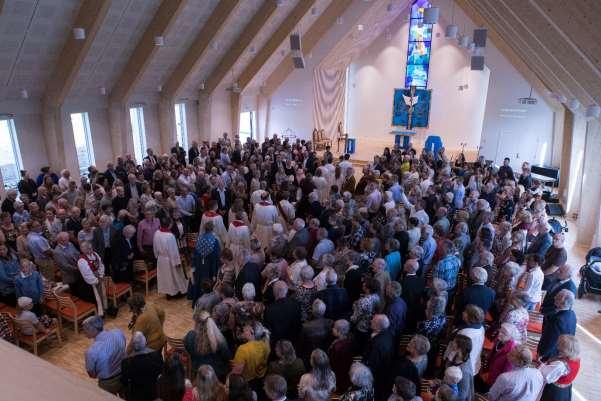 Litt om gudstjenestelivet i Tveit: Fjoråret bar selvfølgelig preg av at vi åpnet den nye kirken. På tross av at den bare har vært i drift fra 20.