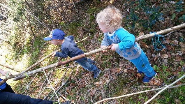 Formene har vært med på tur i skogen og i nærmiljøet der den eldste gruppen har gått på formjakt for å finne trekanter, fikanter og sirkler rundt oss.