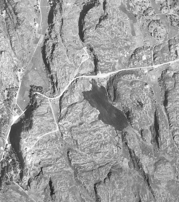Ortofoto fra 1951 viser at området og områdene omkring den gang var nærmest ubebygd, med mye bart fjell og
