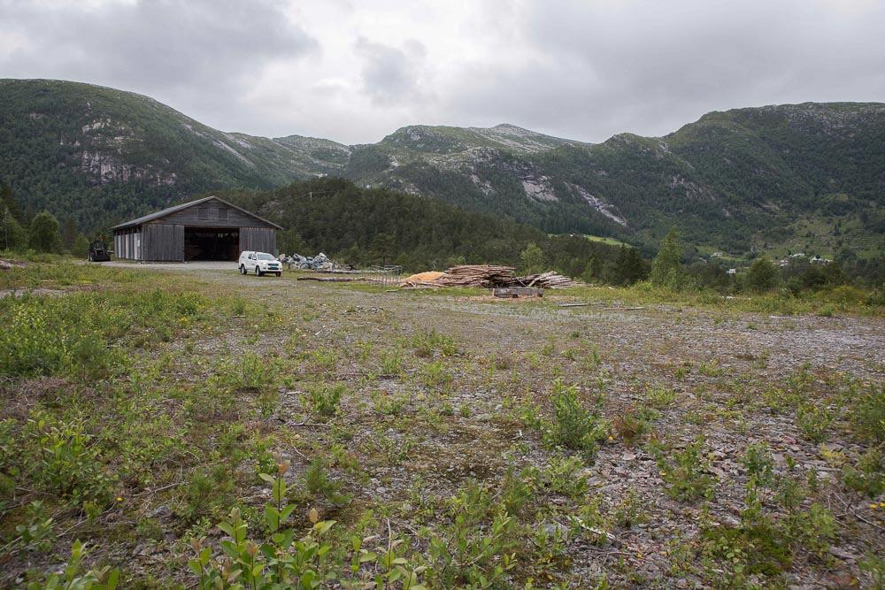 Over: Eksisterende opparbeidet areal på Krossleite.