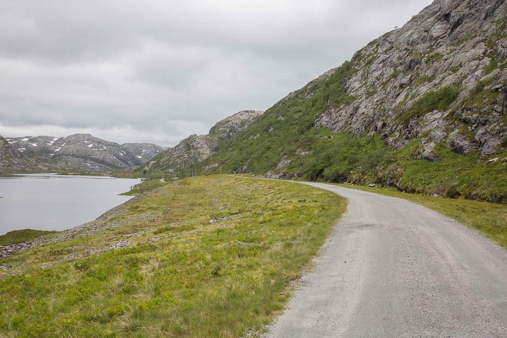 Beskrivelse: Gammel steintipp fra kraftutbygging som ligger langs Svartavassvegen mellom Vemundsbotn og Storavatn.