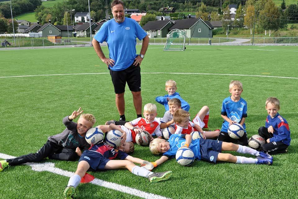 Jørund Svensli med JS-fotball skole er aktive brukarar av kunstgrasbanen. Nesset kommune er inne i forhandlingar med OVF om framtidig leige av Nesset prestegard.