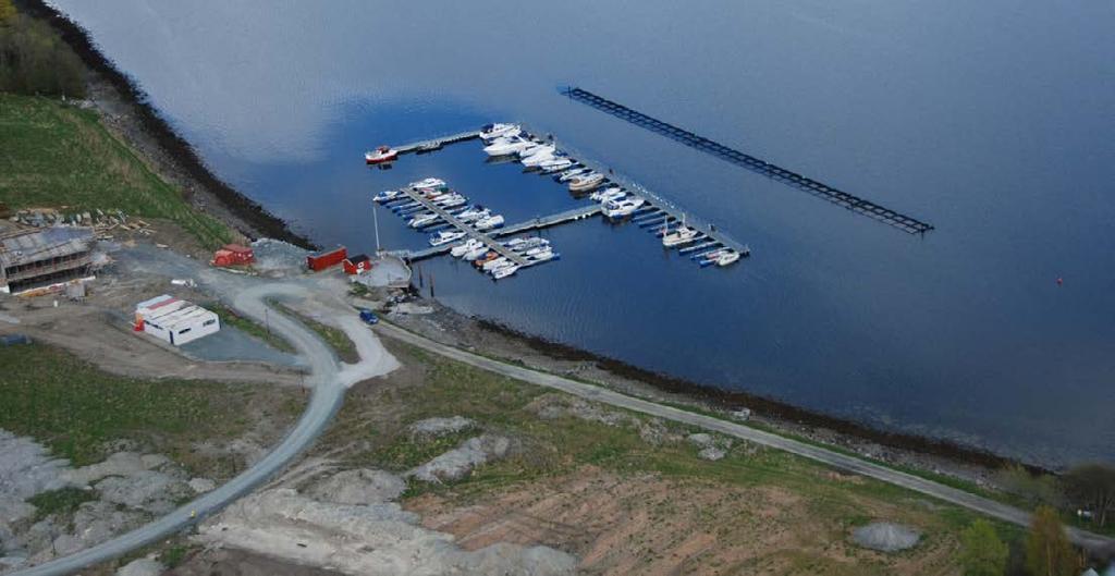 3 Dagens situasjon 3.1 Småbåthavn og båtaktiviteter Småbåthavna har i dag 57 båtplasser (figur 2). Utenfor anlegget er det en etablert bølgedemper.