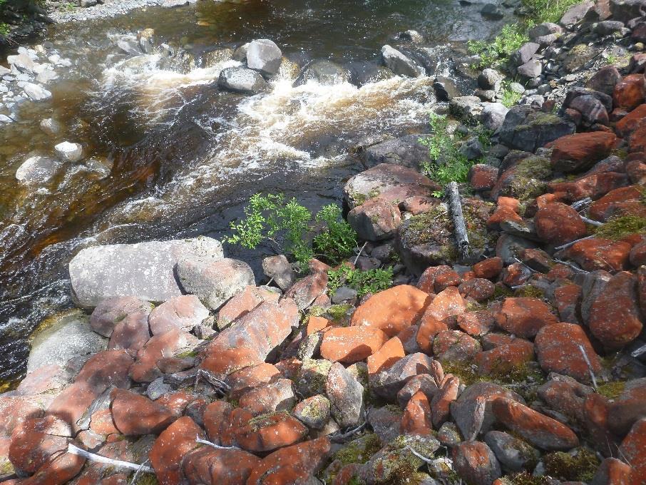 kommune store mengder med stein ha blitt avsatt i nedre del av Mosåa (ca. ved tverrsnitt 690 på beregningsstrekningen). Avsetningen av stein førte til at vannstanden bygde seg opp.