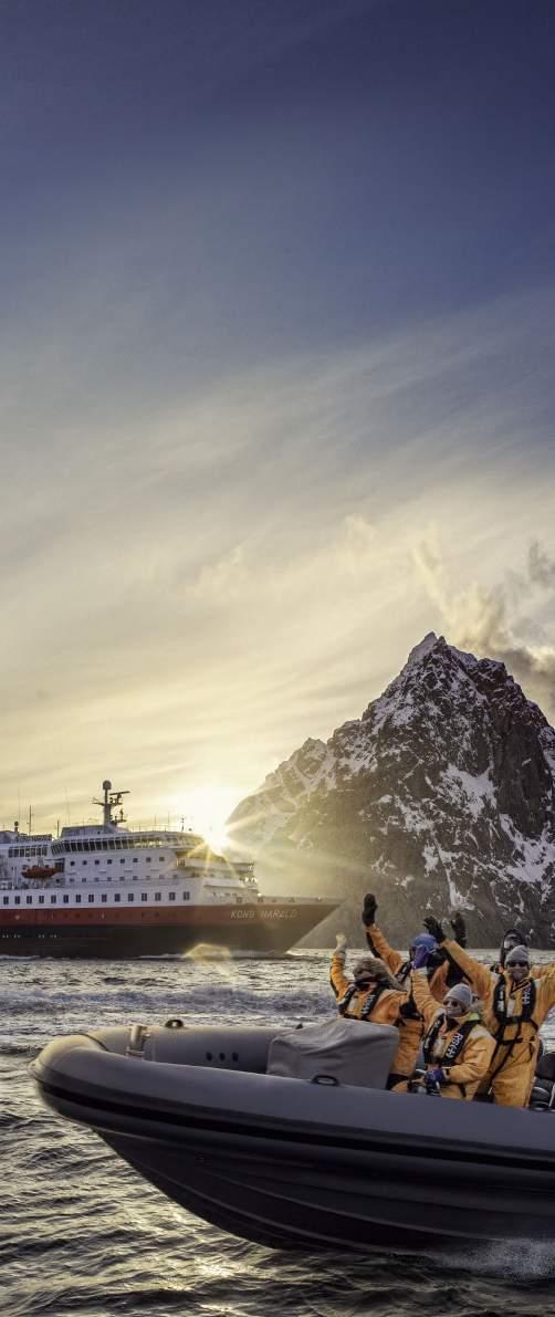 Skipene våre seiler daglig gjennom majestetiske fjorder og besøker avsidesliggende, små havner, der større skip ikke kan komme inn. Vi har seilt langs denne leia i 125 år.