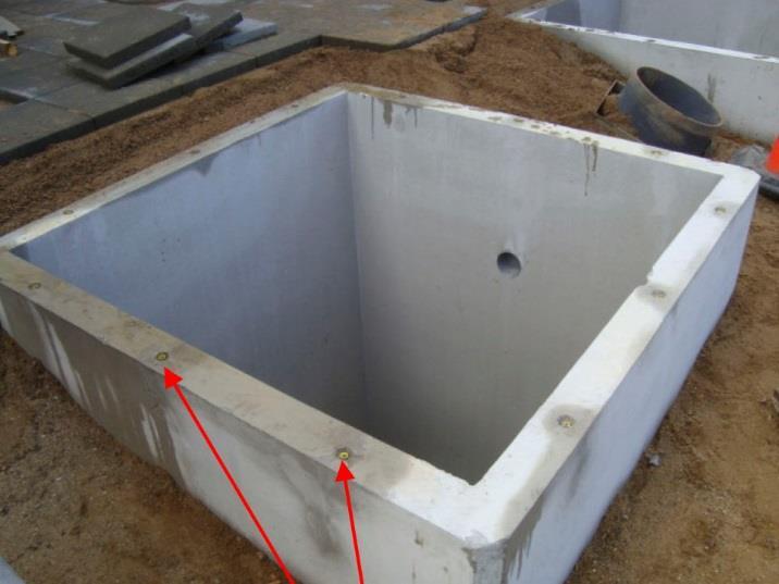 Fjern plastplugger montert i festepunktene på betongen (3 stk), unngå at sand