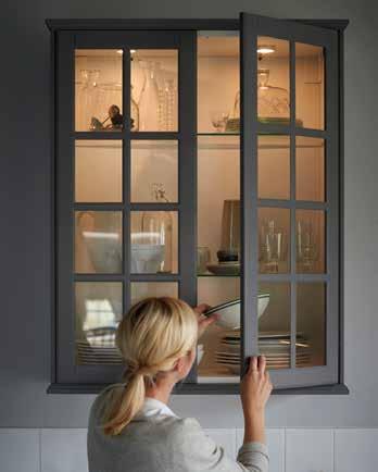 Spotter er et dekorativt og funksjonelt valg for veggmonterte skap med vitrinedører. De gjør det enkelt å se hva du har i skapene og samtidig lyser de opp kjøkkenet. Bruk én spot per vitrinedør.