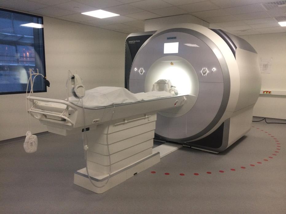 UNIVERSITETET I OSLO Side 3 av 9 Kapittel A - MR-undersøkelse ved Rikshospitalet Magnetic Resonance Imaging, eller MR som det gjerne forkortes til på norsk, er en mye anvendt avbildningsmetode både