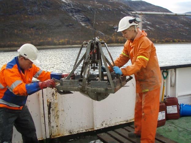 Det er to «inspeksjonsluker» på overflaten hvor prøvene blir hentet ut (figur 2). Fra grabbprøven blir det tatt ut 4-6 delprøver med rør av pleksiglass, ø50 mm.