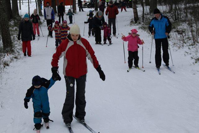 Bilde fra den yngste klassen på Saku Skidag, som Saku menighet arrangerte i