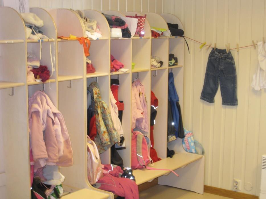 TILVENNING Når barnet begynner i barnehagen får det en fast plass i garderoben der klær og utstyr til barnet skal ligge.