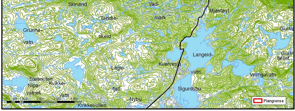 Like utenfor planområdet i nordøst ligger et kraftverk. Planens østre grense går vest for Kjelaåi. Videre mot vest stiger terrenget bratt opp mot en kupert flate bestående av myr og knauser.