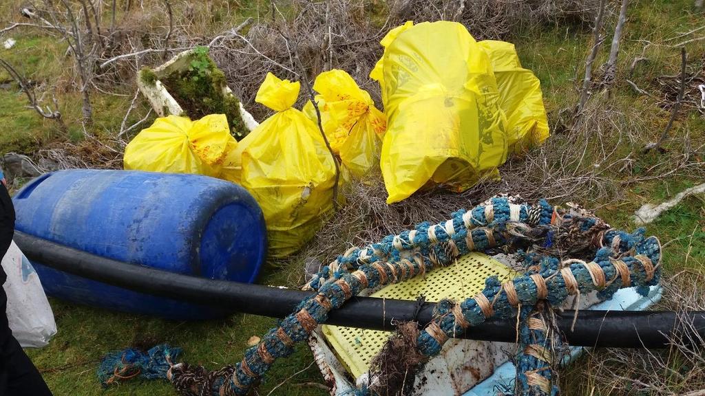 Resultat Hjelløya syd Hjelløya øst: Her er det enda en del søppel i form av plastposer og annet plastavfall.