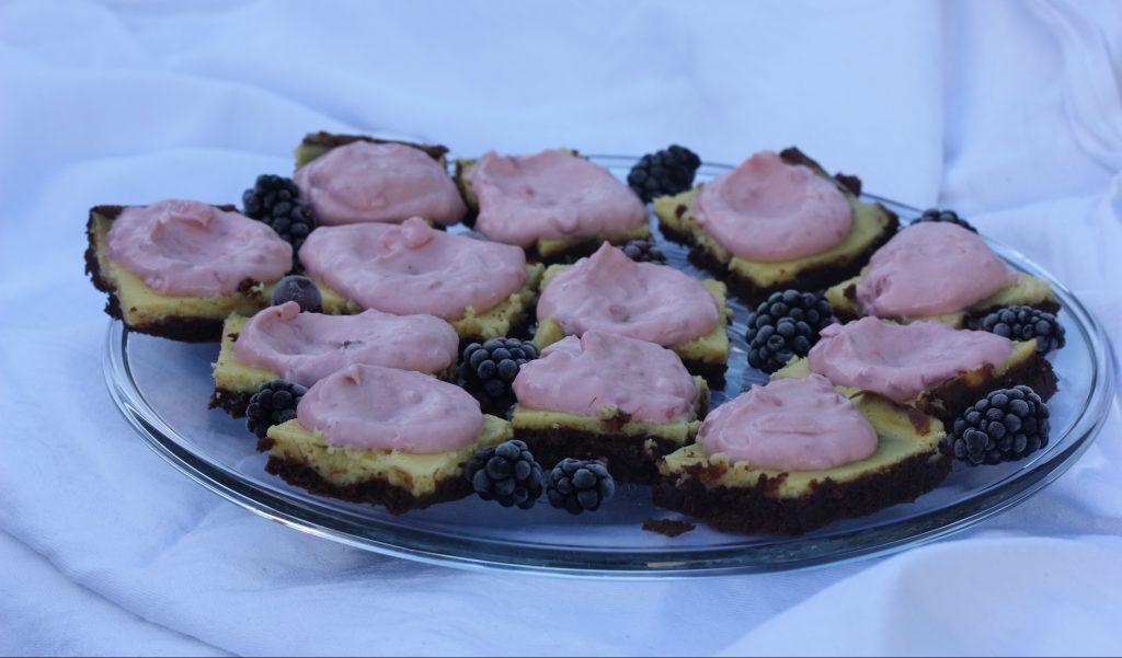 Saftig brownies ostekaketopping bringebærkrem med og I dag hadde mannen min bursdag. Da jeg spurte han hva slags kake han ville ha sa han beskjedent: brownies, ostekake og bringebærbløtekake.