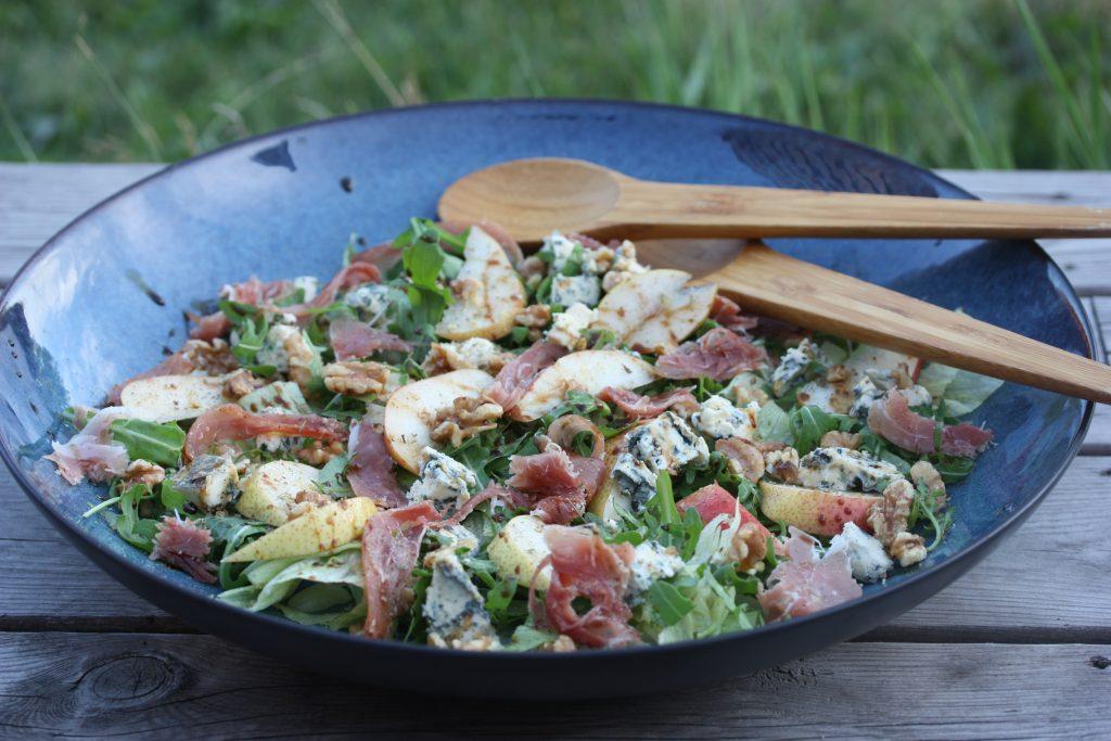 Superdigg salat med pære og norzola ost I kveld tenker jeg på kjærligheten. På å finne en du passer sammen med. En som får frem det beste i deg.