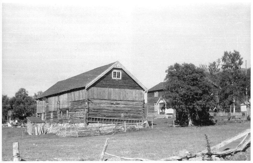 NØDDER SØSTO Nødder Søsto i begynnelsen av 1950-åra. Tunet her ble anlagt av John Evensen Rise (Mjøen) i 1860-åra.