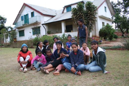 skriveopplæring for barn (Akany Fanomezantsoa), barnehjemmet Akanisoa og senteret for spedalske på Mangarano. Prosjektet drives av fire menigheter i Antsirabe.