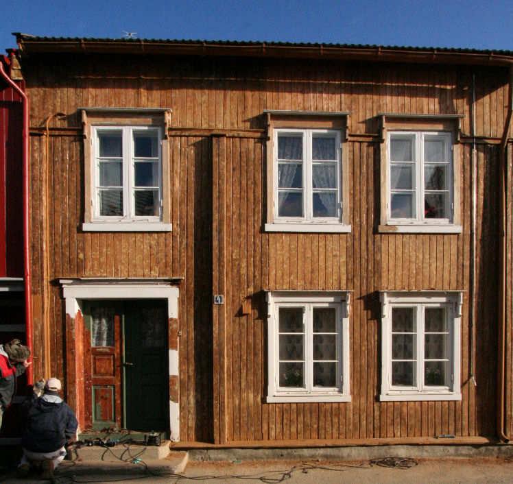 Figur 1. Nedre Flanderborg 4. Fasaden. Det meste av alle malingslag er fjernet. Under alle vinduene i 2. etasje er panelet fornyet.