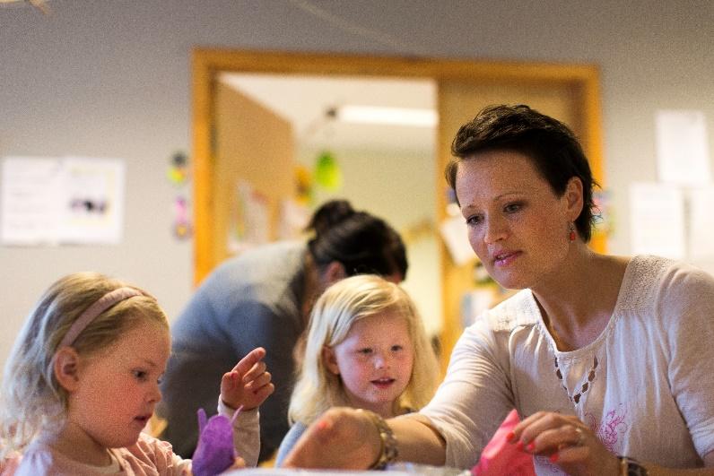 Tre masteroppgaver om barnehagelæreres erfaringer med opplegget Leni Vibeke Jakobsen Hjelmen