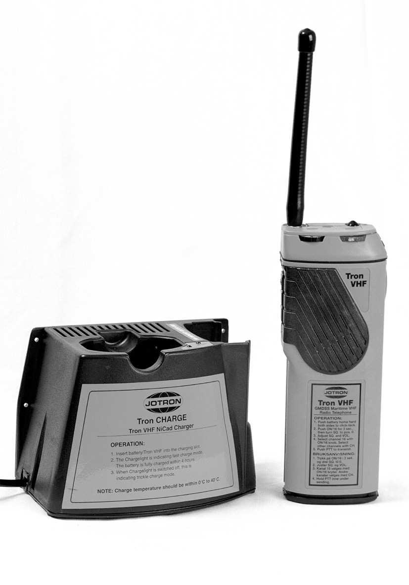 VHF nødradio Er en VHF, som, i henhold til GMDSS-regelverket, er bærbar, vanntett og flytende. Den skal være lett å betjene selv med hansker på. Den skal være utstyrt med min.