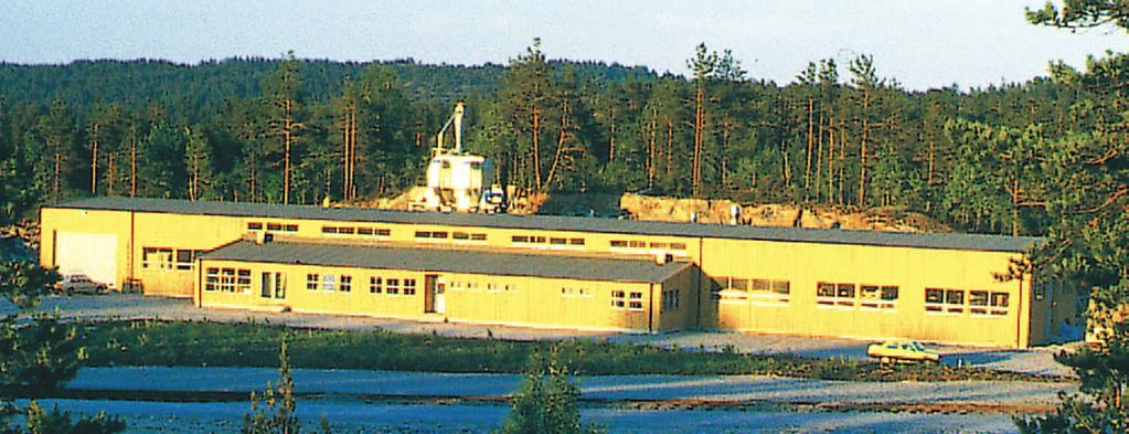 2 OM FABRIKKEN Dørfabrikken på Vatnestrøm - litt annerledes enn andre Vatnestrøm er et lite sted i Iveland kommune, ikke langt fra Kristiansand. Her har det vært drevet produksjon av dører siden 1948.