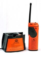 VHF nødradio Er en VHF, som, i henhold til GMDSSregelverket, er bærbar, vanntett og flytende. Den skal være lett å betjene selv med hansker på. Den skal være utstyrt med min.