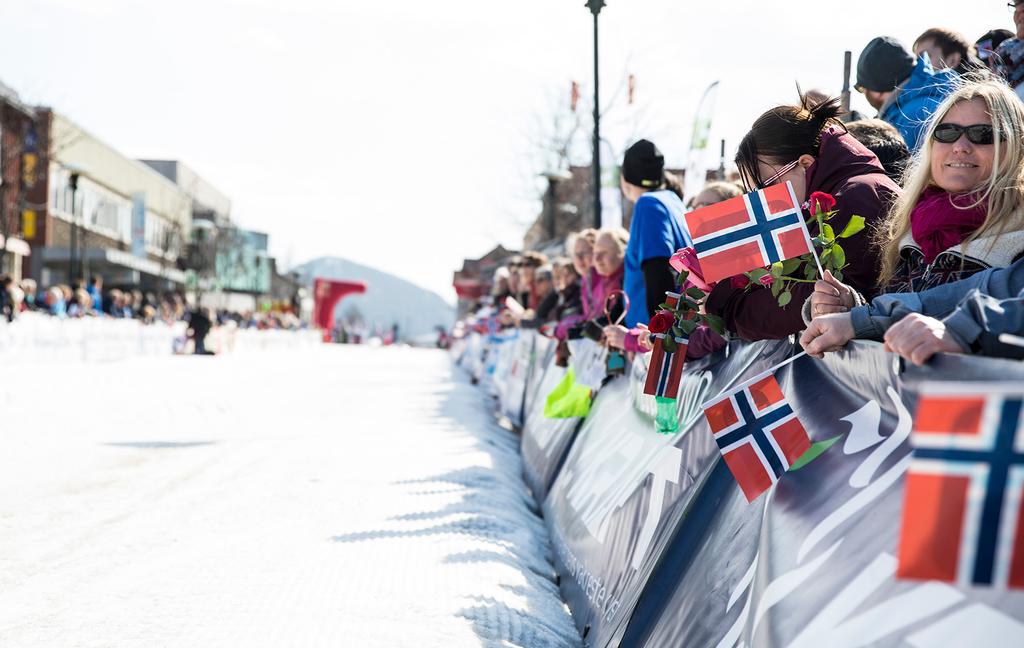 Helgeland Event og verdenseliten på ski inviterer til folkefest midt i Mosjøen sentrum BYsprinten, Norges lengstlevende showrenn, er et av årets høydepunkter for langrennsløpere, publikum og ikke