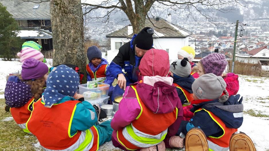 4.2 Dokumentasjon, vurdering og oppfølging Barnehagen skal være en pedagogisk virksomhet som skal planlegges og vurderes. Rammeplanen kap.7. 16 4.2.1 Dokumentasjon Årsplanen viser retning for vårt pedagogiske arbeid, og all dokumentasjon skal forankres i denne.