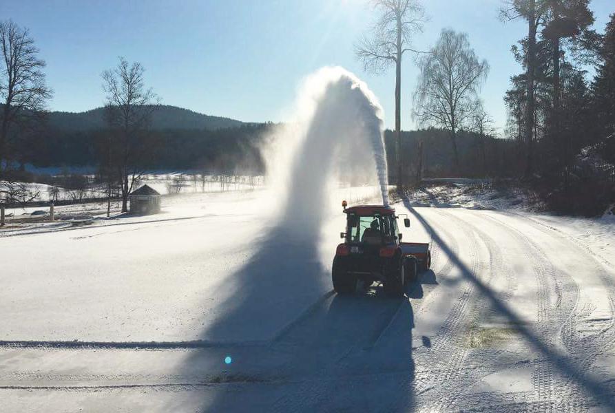 Snø og is i mars I Norge er det store variasjoner i forholdene vi har for å stelle gressflater.