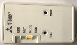 1. Plassering av MAC-567IFB-E i MSZ-LN35VGB-E1 MAC-567IFB-E, her: Wifi adapteret, er plassert på en hylle øverst til høyre under frontdekselet på