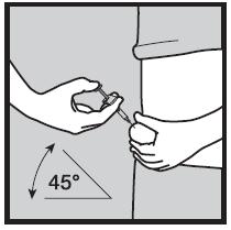 Hold sprøyten med den andre hånden i 45-graders vinkel til huden og med den sporede siden opp. Trykk nålen helt gjennom huden med en rask, kortvarig bevegelse.