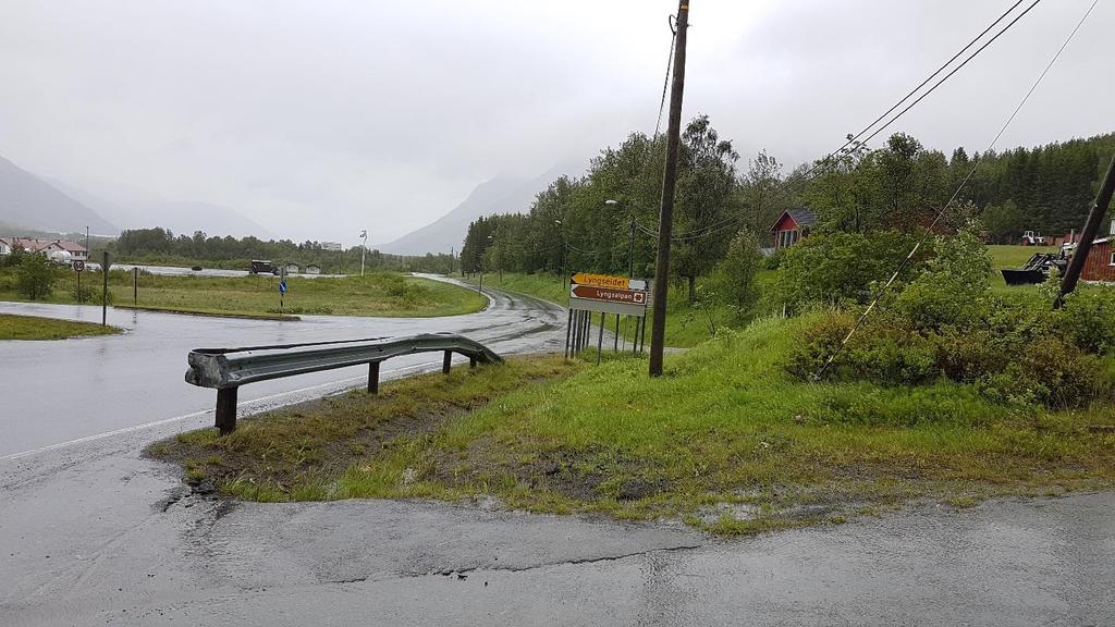 HAVNESAMARBEIDSPROSJEKT: «MER GODS PÅ SJØ I NORD-TROMS» Bilde 8-2: Innkjøring til FV868 fra E6/E8, Oteren (Foto: