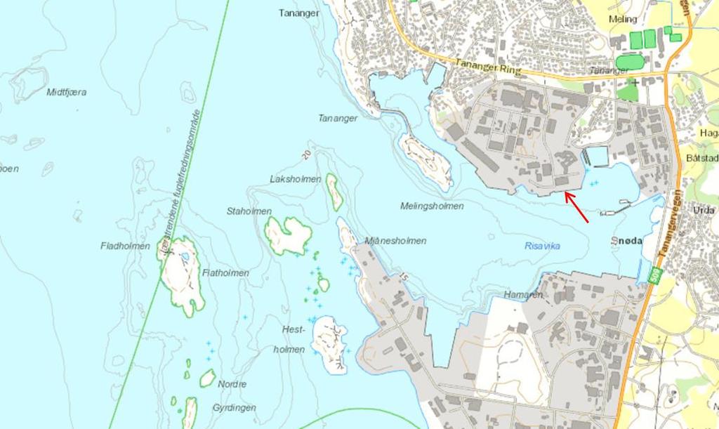 Fig. 2. Oversiktsbilde over Risavika og sjøområdene rundt. Tiltaksområdet Kai 6 på NorSeabasen i Tananger vises med rød pil.