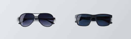 Pilotbrillene har sorte metallstenger og blåtonede glass.