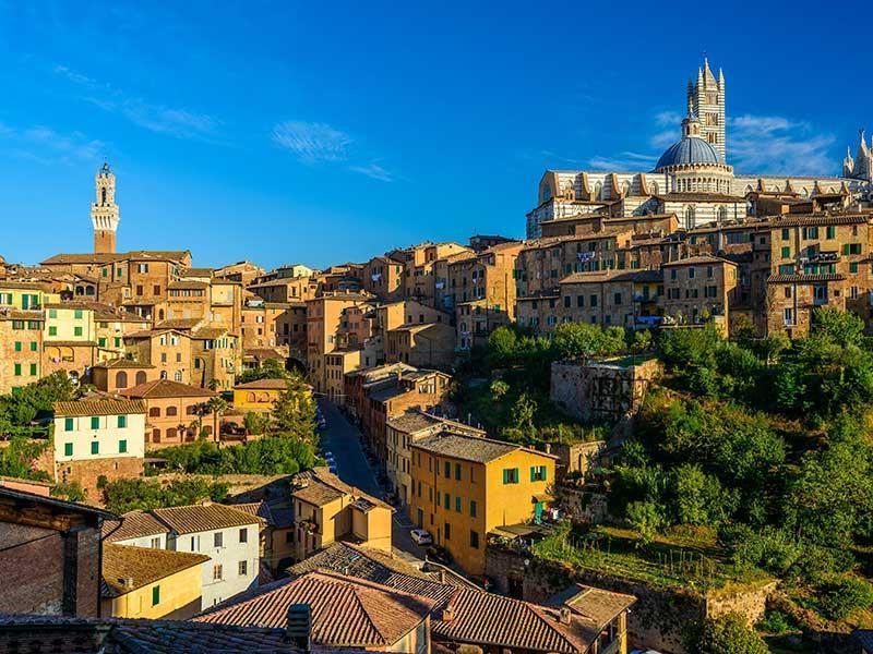 Byen er et av de merkeligste stedene i Italia, der den ligger på en klippe som ser ut som om den har vokst rett opp fra et ellers flatt landskap. Klippen er kronet med den flotte gotiske domkirken.