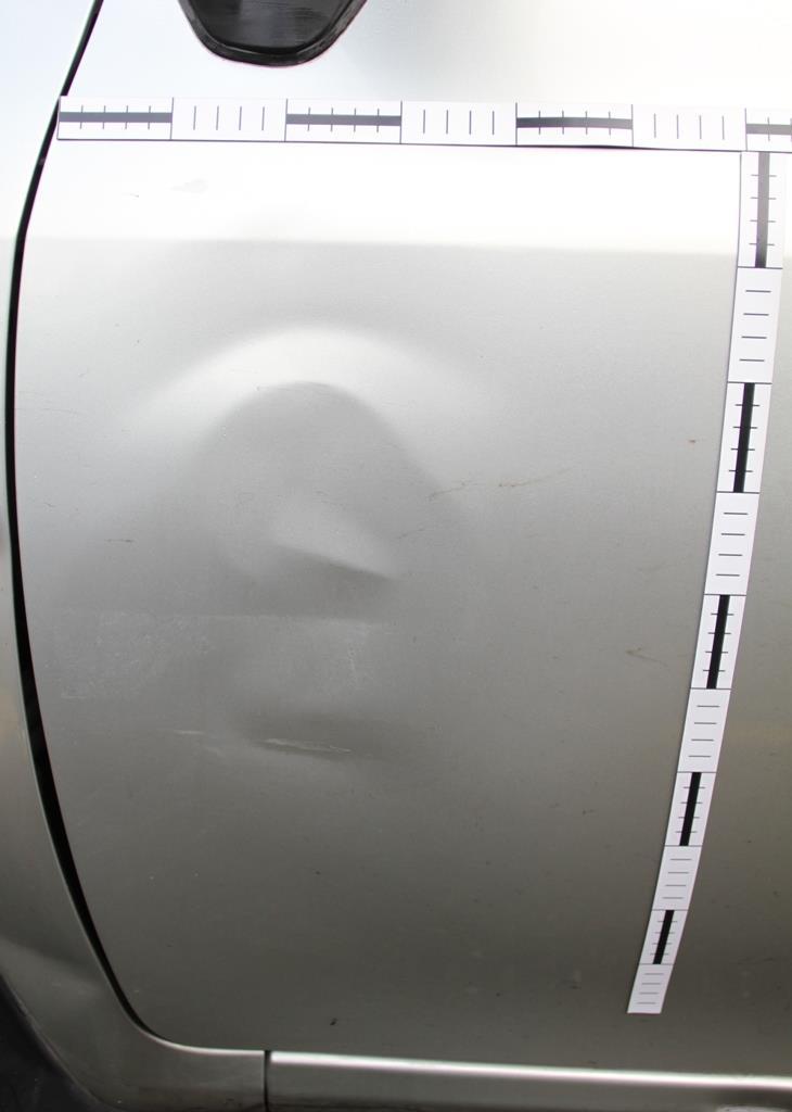 Måling av skadeflate. Skadeflaten måles før rettearbeidet påbegynnes. Til å dokumentere skaden på bilder kan det benyttes magnetiske målebånd slik eksemplene nedenfor viser.