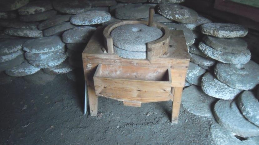 Bakgrunn og arbeidsmetodar Bakgrunn Organisert kvernsteinsproduksjon i Norge starta truleg allereie på 700-talet e.kr (Baug 2015). Dei eldste granatglimmerskiferbrota finn vi i Hyllestad.