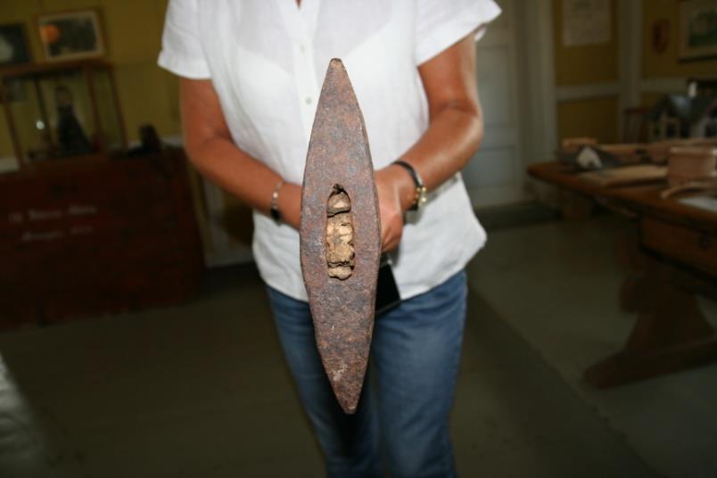 Figur 14. Stort hoggejern (Kvennjern), Selbu. 34 cm frå spiss til spiss og veg 3700 gram inkl. skaft.
