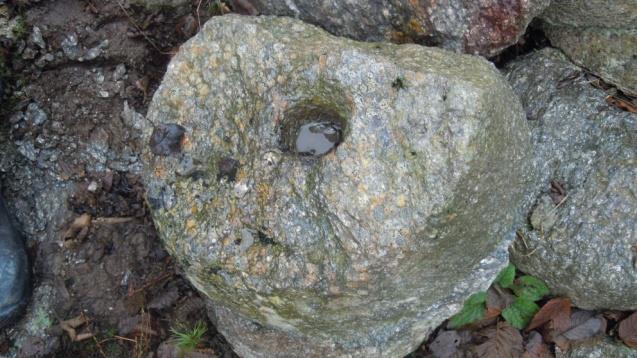 Steinen på Figur 86 A kan ha gått sund under den kritiske løyseprosessen. Om det er tilfelle, så har kvernsteinsauga vore påbegynt mens steinen enno sto fast i berget.