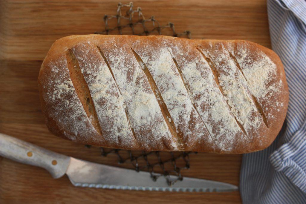 Slik gjør du: Smør en brødform med smeltet smør og kle den med bakepapir i bunnen. Sett til side. Ha smøret i en liten kjele og smelt det på lav varme.