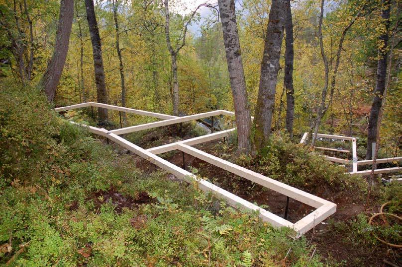 Siden den er fjell i dagen på mye av tomten vil det sannsynligvis ikke være nødvendig å bore særlig langt før man får fundamentert hyttene mot fjellet.